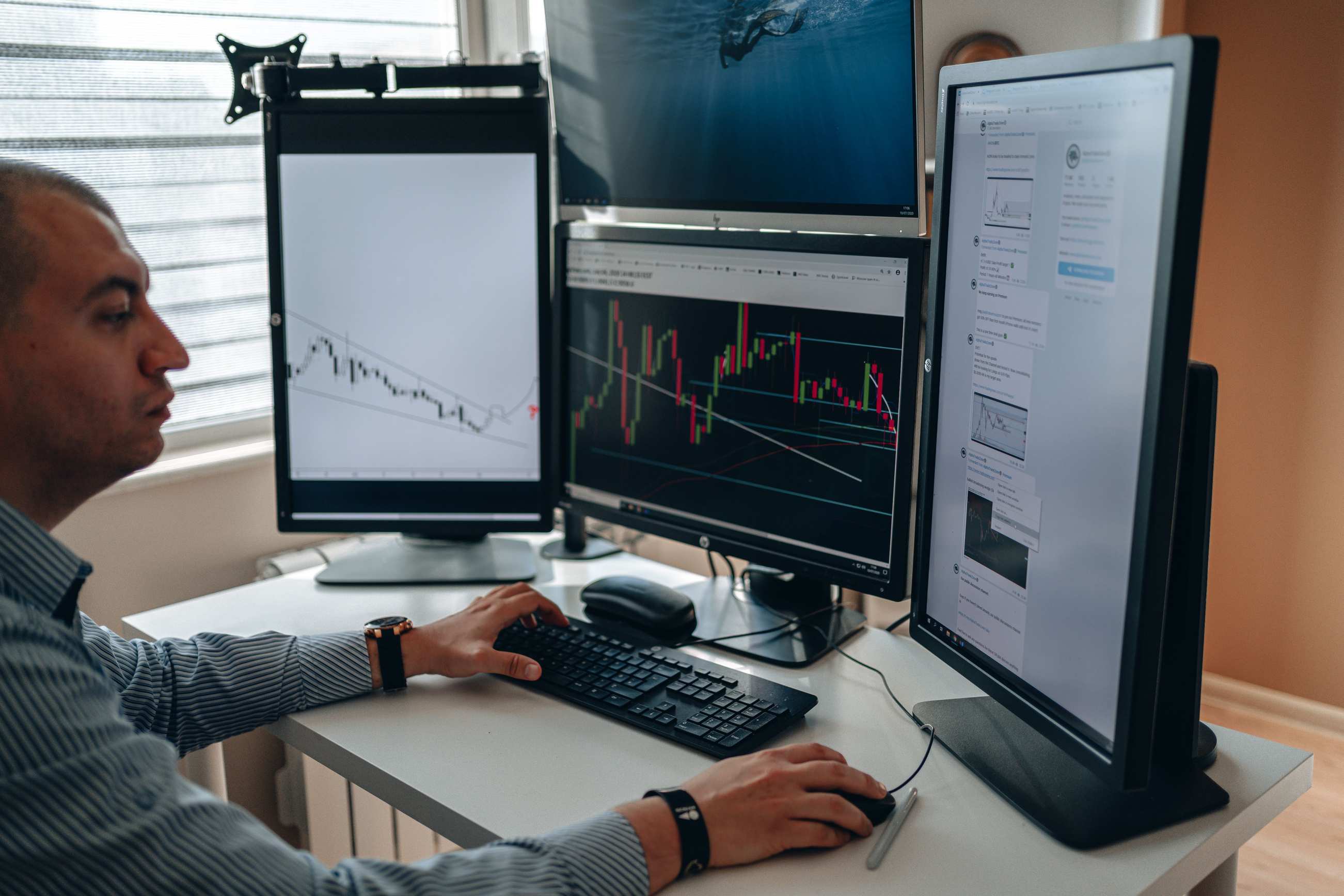 Handelsfloor mit mehreren Monitoren und Finanzcharts