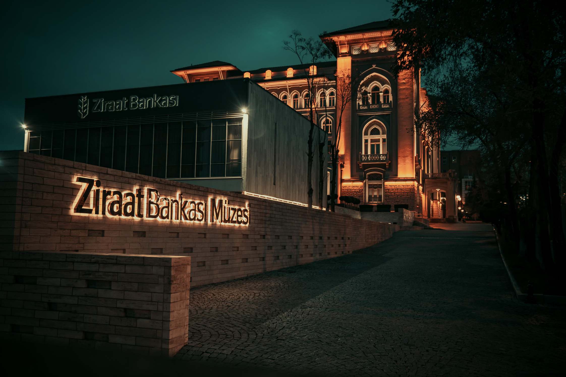 Beleuchtete Skyline eines Finanzzentrums bei Nacht